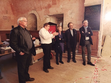 Eric Dessons présentant les travaux de la chappelle de Bellecroix